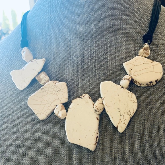 Gorgeous, white  Slab  Howlite  necklace Perfect for Summer - Picture 3 of 8